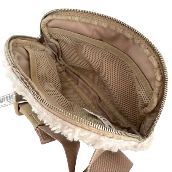 Lululemon Everywhere Fleece Belt Bag 1L - Picture 3 of 11